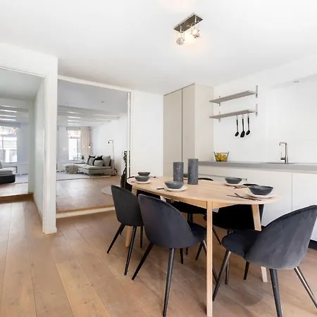 Close To The Center 4 Bedrooms Apartment